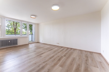 pokoj s přístupem na lodžii - Pronájem bytu 1+1 v osobním vlastnictví 35 m², Praha 8 - Kobylisy