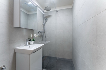 koupelna se sprchovým koutem - Pronájem bytu 1+1 v osobním vlastnictví 35 m², Praha 8 - Kobylisy