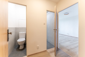 sociální zařízení - Pronájem bytu 1+1 v osobním vlastnictví 35 m², Praha 8 - Kobylisy
