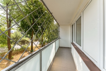 lodžie se zabezpečením - Pronájem bytu 1+1 v osobním vlastnictví 35 m², Praha 8 - Kobylisy