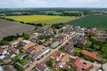 Pohled na dům a okolí - Prodej domu 91 m², Nová Ves I
