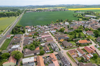 Pohled na dům a okolí - Prodej domu 91 m², Nová Ves I
