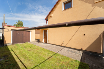 Pozemek před garáží - Prodej domu 91 m², Nová Ves I