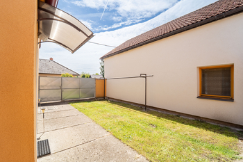 Pozemek před garáží - Prodej domu 91 m², Nová Ves I