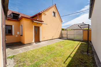 Pozemek před garáží - Prodej domu 91 m², Nová Ves I