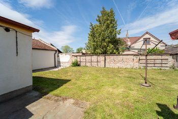 Zahrada za domem - Prodej domu 91 m², Nová Ves I