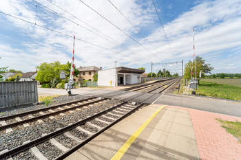 Nedaleká vlaková zastávka (240 m) - Prodej domu 91 m², Nová Ves I
