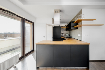 Obývací pokoj s kuchyňskou linkou a komorou - Pronájem bytu 2+kk v osobním vlastnictví 86 m², Praha 9 - Letňany