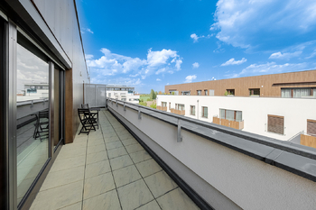 Terasa se vstupem do ložnice - Pronájem bytu 2+kk v osobním vlastnictví 86 m², Praha 9 - Letňany