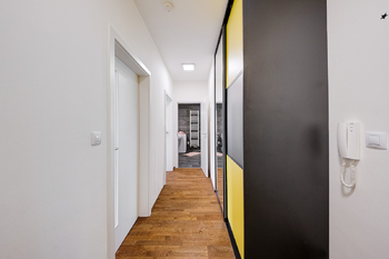 Pohled z centrální předsíně - Pronájem bytu 2+kk v osobním vlastnictví 86 m², Praha 9 - Letňany