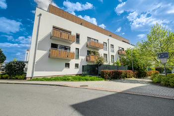 Pohled na dům z ulice - Pronájem bytu 2+kk v osobním vlastnictví 86 m², Praha 9 - Letňany 