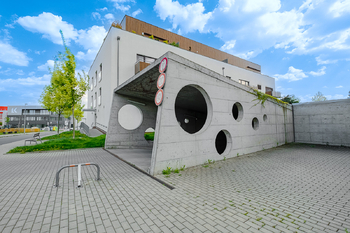 Pohled na dům z ulice - Pronájem bytu 2+kk v osobním vlastnictví 86 m², Praha 9 - Letňany
