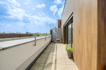 Terasa obklopující byt - Pronájem bytu 2+kk v osobním vlastnictví 86 m², Praha 9 - Letňany
