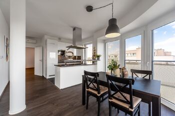Jídelní část + kuchyňský kout - Prodej bytu 5+kk v osobním vlastnictví 164 m², České Budějovice