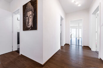 Centrální chodba bytu - Prodej bytu 5+kk v osobním vlastnictví 164 m², České Budějovice
