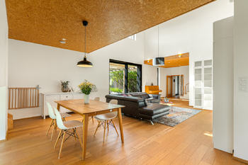 Jídelní kout a obývací pokoj - Prodej domu 241 m², Sluštice
