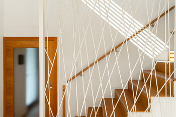Dubové schodiště do patra - Prodej domu 241 m², Sluštice