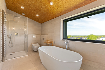 Koupelna u ložnice v patře - Prodej domu 241 m², Sluštice