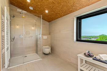 Koupelna v patře - Prodej domu 241 m², Sluštice