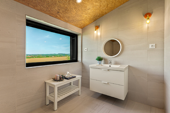 Koupelna v patře - Prodej domu 241 m², Sluštice