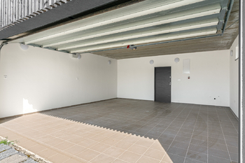 Garáž - Prodej domu 241 m², Sluštice