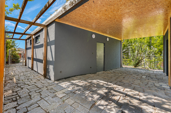 Závětří a vstup do garáže - Prodej domu 241 m², Sluštice