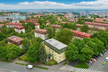 dům a okolí - Prodej bytu 3+1 v osobním vlastnictví 82 m², Praha 8 - Kobylisy
