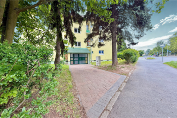 hlavní vchod - Prodej bytu 3+1 v osobním vlastnictví 82 m², Praha 8 - Kobylisy
