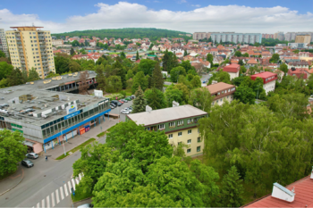 dům a okolí - Prodej bytu 3+1 v osobním vlastnictví 82 m², Praha 8 - Kobylisy