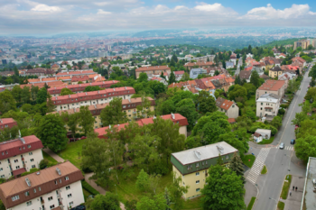 dům a okolí - Prodej bytu 3+1 v osobním vlastnictví 82 m², Praha 8 - Kobylisy