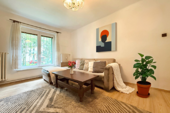 obývací pokoj - Prodej bytu 3+1 v osobním vlastnictví 82 m², Praha 8 - Kobylisy 