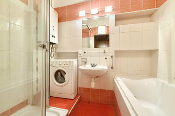 koupelna - Prodej bytu 3+1 v osobním vlastnictví 82 m², Praha 8 - Kobylisy