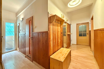 chodba - Prodej bytu 3+1 v osobním vlastnictví 82 m², Praha 8 - Kobylisy