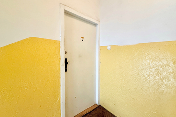 vstup do bytu - Prodej bytu 3+1 v osobním vlastnictví 82 m², Praha 8 - Kobylisy