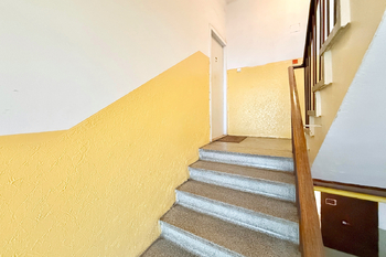 schodiště - Prodej bytu 3+1 v osobním vlastnictví 82 m², Praha 8 - Kobylisy