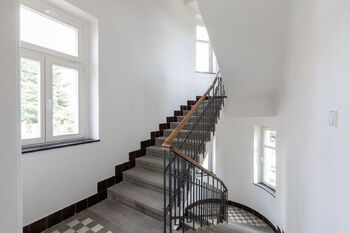 Schodiště vily - Pronájem bytu - pokoje v osobním vlastnictví 28 m², Praha 8 - Libeň
