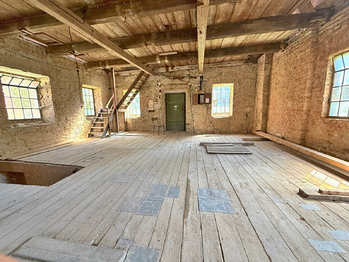 2. místnost 2.NP - Prodej domu 415 m², Kostelec u Heřmanova Městce