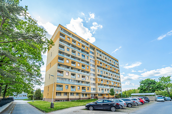 pohled na dům - Prodej bytu 3+1 v osobním vlastnictví 74 m², Kladno 