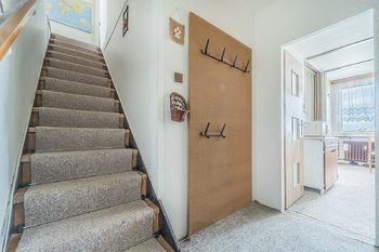 schodiště  - Prodej bytu 3+1 v osobním vlastnictví 74 m², Kladno