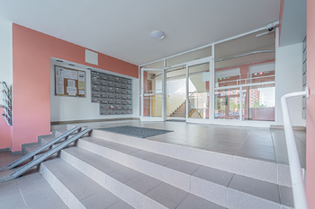 vstupní prostory do domu - Prodej bytu 3+1 v osobním vlastnictví 74 m², Kladno