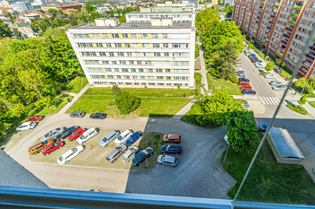 parkoviště před domem - Prodej bytu 3+1 v osobním vlastnictví 74 m², Kladno