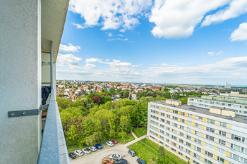 výhled z lodžie - Prodej bytu 3+1 v osobním vlastnictví 74 m², Kladno