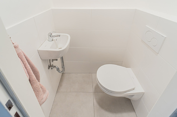 WC v "přízemí" bytu - Prodej bytu 3+1 v osobním vlastnictví 74 m², Kladno