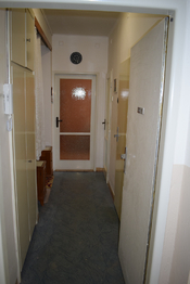 Chodba s dveřmi do spol. pokoje - Prodej bytu 2+1 v osobním vlastnictví 48 m², Jeseník