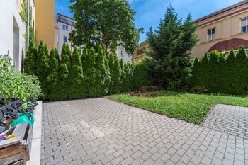 Zahradní posezení ve vnitrobloku - Pronájem bytu 1+1 v osobním vlastnictví 43 m², Praha 7 - Holešovice