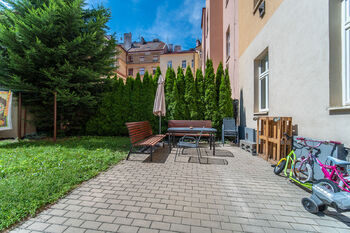 Zahradní posezení ve vnitrobloku - Pronájem bytu 1+1 v osobním vlastnictví 43 m², Praha 7 - Holešovice