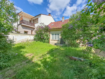 přední zahrada-pohled západ - Prodej domu 93 m², České Budějovice