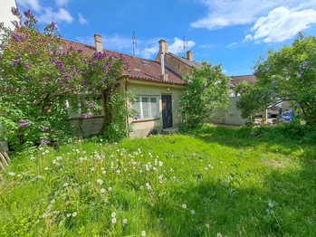 přední zahrada- pohled západ - Prodej domu 93 m², České Budějovice