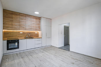 Kuchyně + Obývací pokoj. - Pronájem bytu 2+kk v osobním vlastnictví 45 m², Jindřichův Hradec