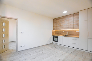 Kuchyně + Obývací pokoj. - Pronájem bytu 2+kk v osobním vlastnictví 45 m², Jindřichův Hradec